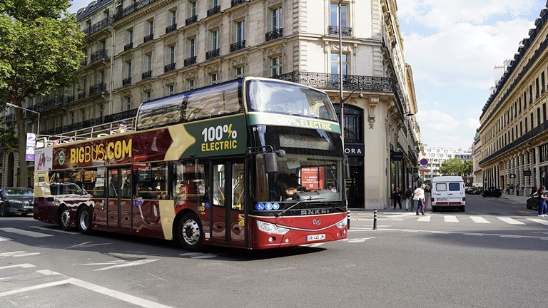 bus touristique à deux étages purement électrique