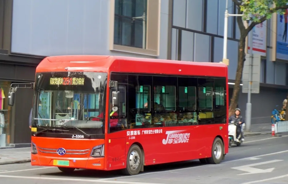 E80 zero-rear-overhang electric bus