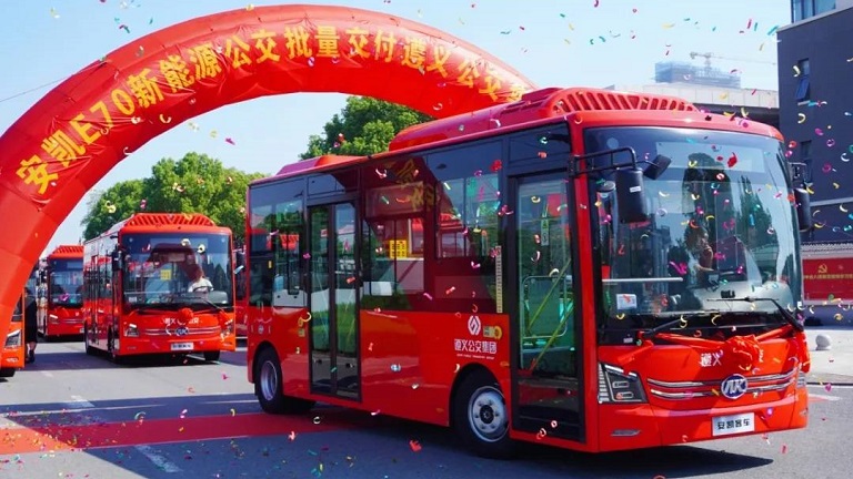 « Ville Rouge » accueille les « Bus Verts » ! 20 véhicules Ankai E70 livrés en une seule fois à Zunyi, dans le Guizhou.